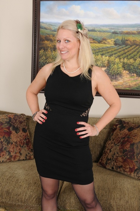 Mogen kvinna i svart klänning lossar fina stora bröst & ger sprejad fitta närbild