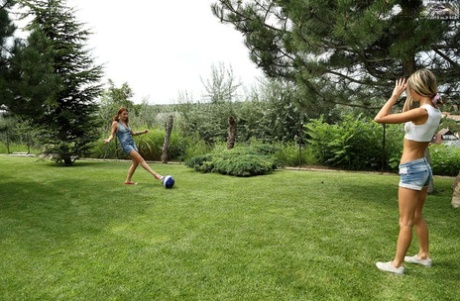 Las lesbianas adolescentes Gina Gerson y Hannah Sweet follan con un strapon en el patio