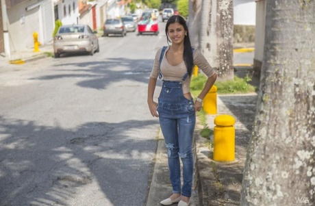 Geklede brunette tiener Denisse Gomez pronkt met haar mooie gezicht in spijkerbroek overall