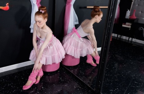 Bailarina ruiva Dolly Little tiras até aos aquecedores de pernas e chinelos cor-de-rosa