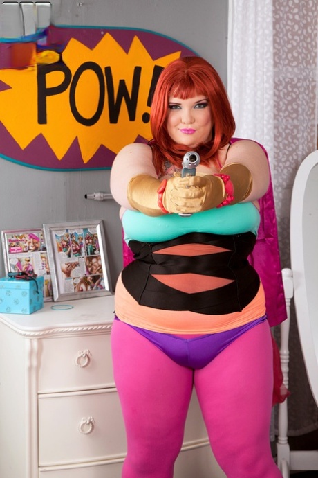 La gorda pelirroja Kitty Mcpherson libera sus grandes tetas del atuendo de cosplay