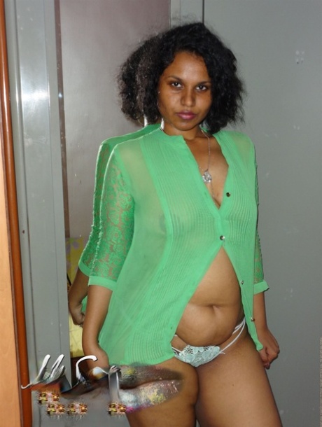 Den knubbiga indiska kvinnan Lily Singh visar upp sina stora naturliga bröst i sin skjorta