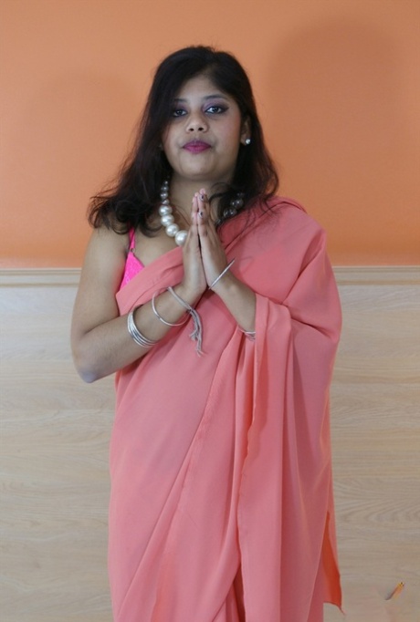 超重的印度女性Rupali Bhabhi在脱光衣服时用杯子装着她的胸部