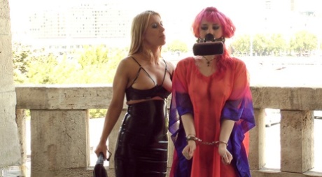 Rapariga branca com cabelo cor-de-rosa pratica actos sexuais humilhantes em locais públicos