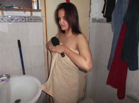 Индийская любительница снимает с себя банное полотенце, чтобы предстать обнаженной в ванной комнате