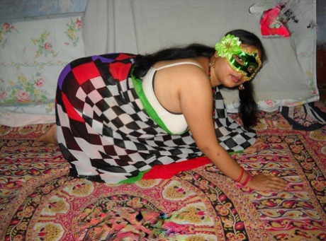 Индийская женщина с избыточным весом Веламма Бхабхи показывает свои сиськи и киску в маске