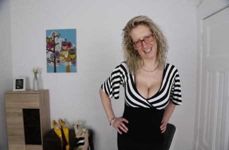 Het tysk hemmafru klämmer sina stora juggs och slickar sexiga bröstvårtor