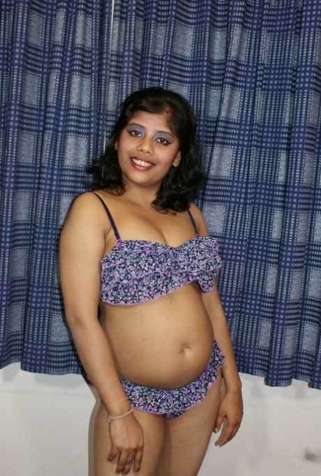 Chubby Indian woman Rupali discards her lingerie to model in the nude