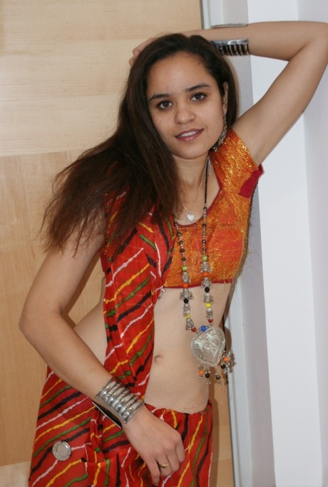 Индийская принцесса Джасиме снимает традиционную одежду и позирует обнаженной