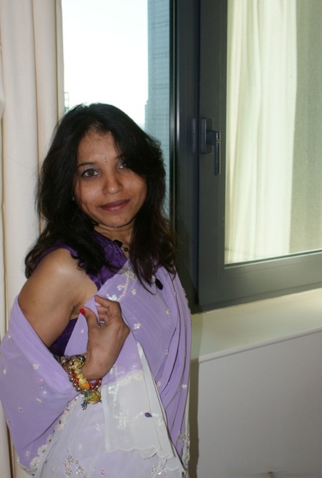 Den indiske solopige Kavya slipper sine naturlige bryster løs i sengen