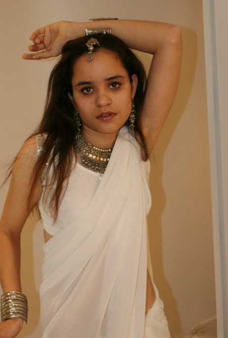Juicy Jasmine, uma rapariga indiana de aspeto jovem, expõe as suas pequenas mamas em cuecas