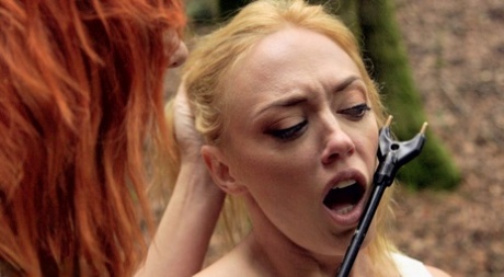 Rubia lesbiana es sometida a strapon electro sex en el bosque por un pelirrojo