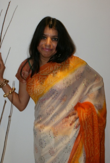 Indiase amateur Kavya bedekt een borst na volledig naakt te zijn geweest