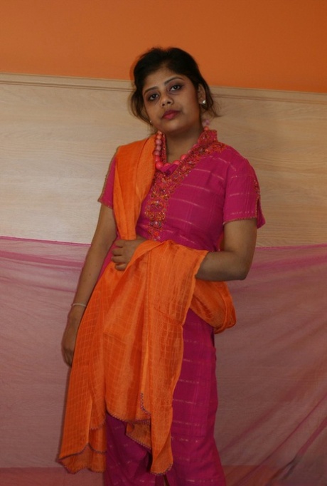 La paffuta ragazza indiana Rupali si toglie gli abiti tradizionali mentre si spoglia