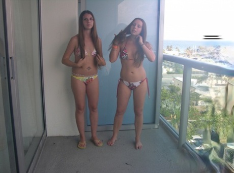 Amatörtjejer drar ner bikiniunderdelarna innan de tar varandra på rumpan