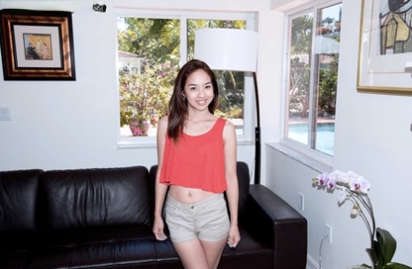 Aziatische tiener Mila Jade wordt naakt uitgekleed voordat ze van achteren wordt geneukt