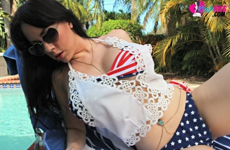 Amatorska modelka Kayla Kiss eksponuje swoje powiększone cycki przed wejściem do basenu
