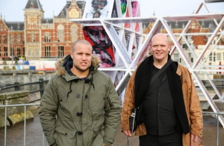 Toeristen in de rosse buurt van Amsterdam vinden een hoer om hen te plezieren