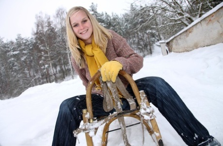 Storbarmet blondine blotter store bryster i sneen og sutter POV for at få munden fuld af sperm