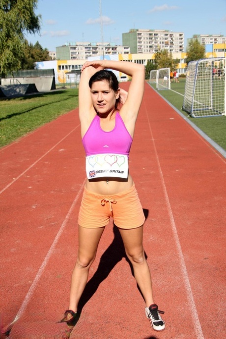 Atletisch meisje masturbeert met een seksspeeltje terwijl ze haar hardloopschoenen draagt