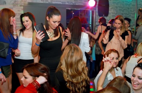 As meninas da festa chupam os strippers masculinos depois de se soltarem no clube.
