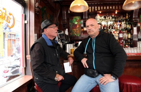 Два пожилых парня нанимают проститутку во время посещения Амстердама