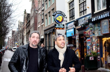 Os visitantes do Red Light District encontram companhia em raparigas que trabalham