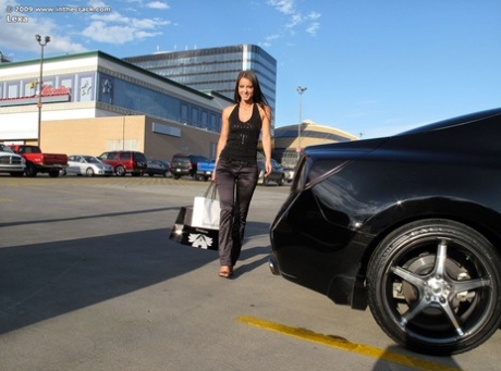 Le mannequin érotique Lexa écarte largement son cul chaud et pose nue sur sa voiture noire.