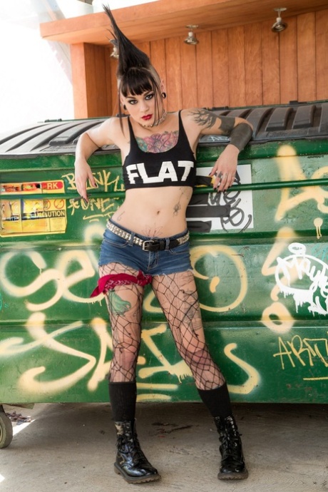 Tatuerad punkrockare Amelia Dire strippar naken med håret i mohawk