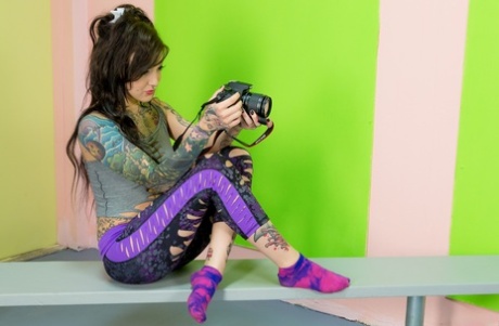 Kelsi Lynn tatuada em meias ao estilo cãozinho e de joelhos comendo esperma.