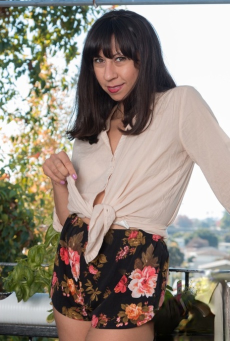 Fräcka brunetten Vivi Marie klär av sig på terrassen för att sprida håriga fittläppar