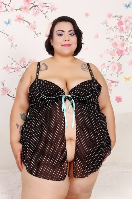 La brune obèse Mia Riley détache ses seins avant de s