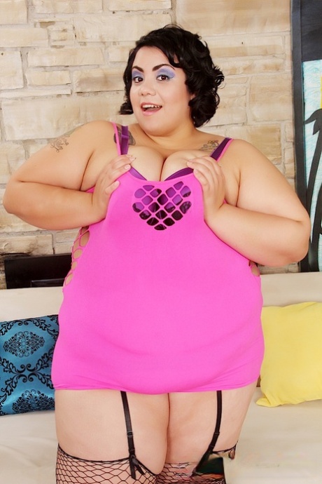 SSBBW Mia Riley v krajkovém spodním prádle a síťovaných punčochách a vystavuje na odiv masivní prsa