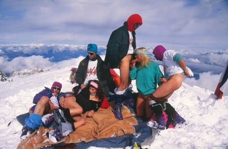 Bergsteigen Schlampen Vanessa & Cecilya saugen Hahn in verschneiten Vintage Gruppensex