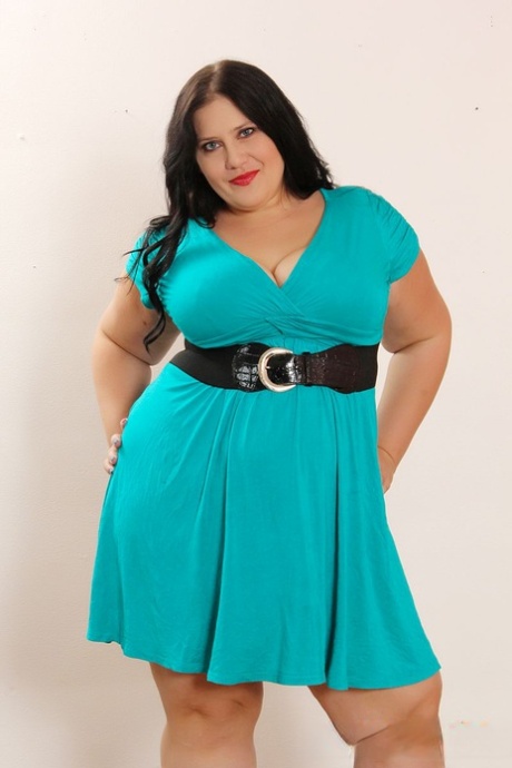 Morena SSBBW Becki Butterfly remove a sua roupa para espalhar a sua rata gorda