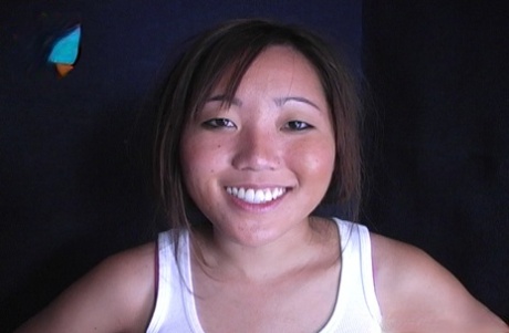 Azjatycka nastolatka Leilli Yang ssie i szarpie dużego czarnego kutasa w gloryhole