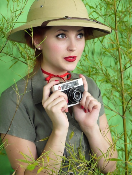 Redhead Vintage Pinup Modell in roten Dessous stellt ihre natürlichen großen Titten zur Schau