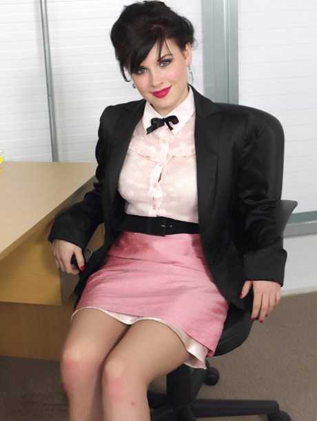 Hete secretaresse Jocelyn-Kay kleedt zich uit tot kousen voor pinup kalender