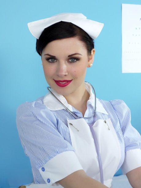 Sexy Vintage-Krankenschwester Jocelyn-Kay zieht ihre Uniform aus, um die Patienten aufzuheitern