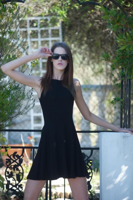 Glam model Melissa Tongue zet bril af voor ze jurk en schoentjes uittrekt