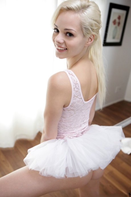 Elsa Jean, una teenager bionda e magra in uniforme da danza classica, che si allarga la figa da vicino