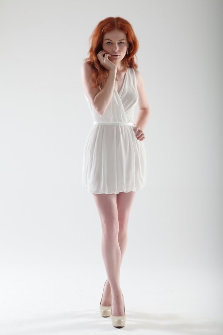 Blanke roodharige tiener Barbara Babeurre trekt haar witte jurk uit om naakt model te staan