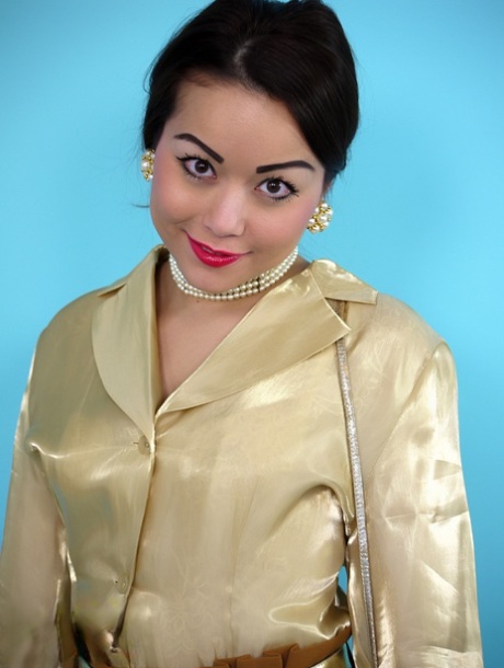 Den asiatiske modellen Petra So kler av seg silkeblusen og mer til mens hun haiker.