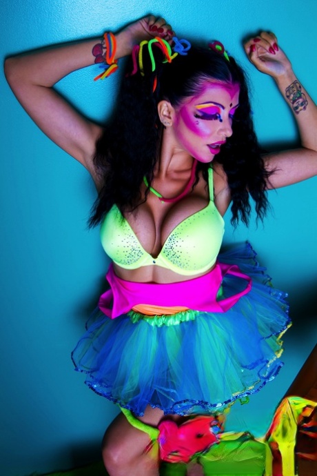 La sexy MILF Romi Rain muestra sus grandes tetas y su coño en un cosplay