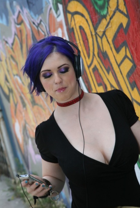 Панк-рокер Ларкин Лав демонстрирует крашеные волосы во время межрасовой групповухи