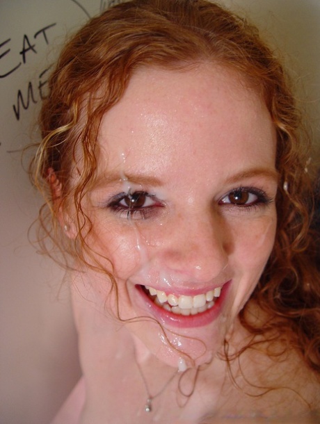 Unge naturlige rødhårede Roxanna opdager gloryhole på badeværelset og en pik også