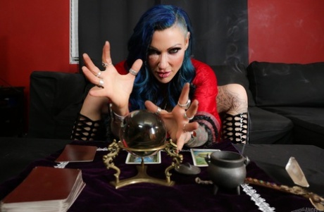 La tatuada Jenevieve Hexxx seduce a un hombre tras una lectura del Tarot