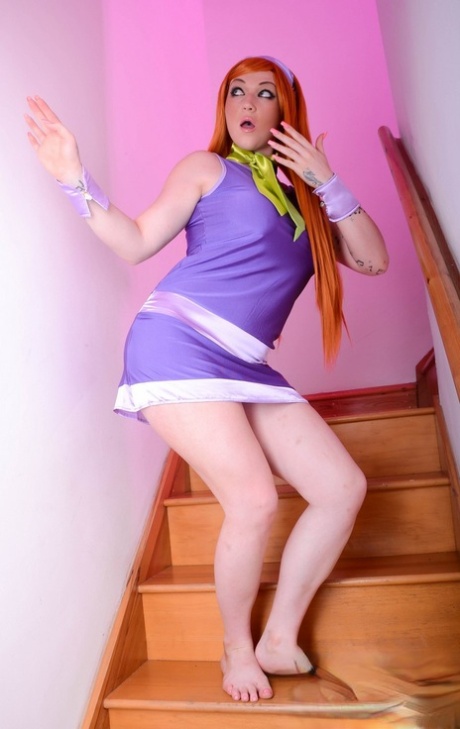Redhead Küken Harmony Reigns hat Sex auf der Treppe in einem Cosplay-Outfit