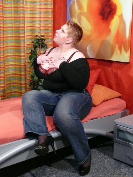 Stora feta Lucie visar upp sina stora piercade bröstvårtor och suger upp sperma på sina massiva juggar