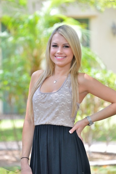 Une jolie blonde exhibe une culotte noire en dentelle et des fesses à l